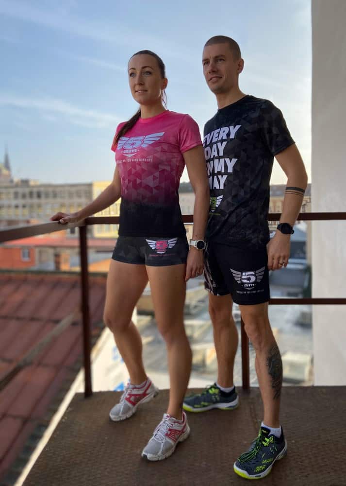 Běžecká skupina 5AM v týmových dresech