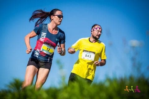 Běžecká štafeta v týmovém oblečení